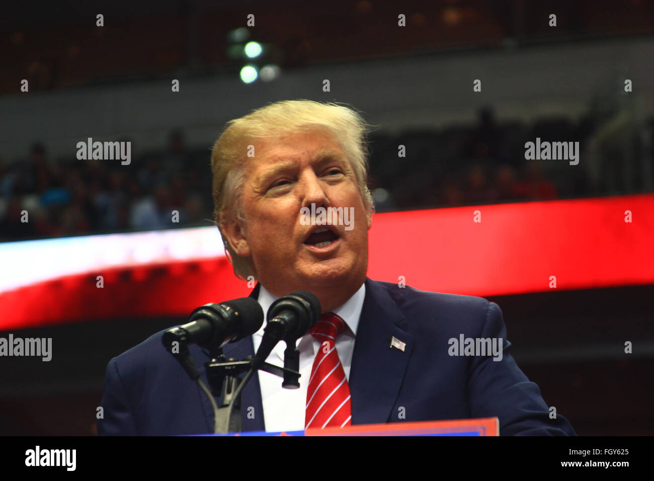Donald John Trump, un American real estate developer, personalità di televisione, business autore e GOP candidato politico, indirizzi sostenitori in un rally presso l'American Airlines Center di Dallas. Foto Stock