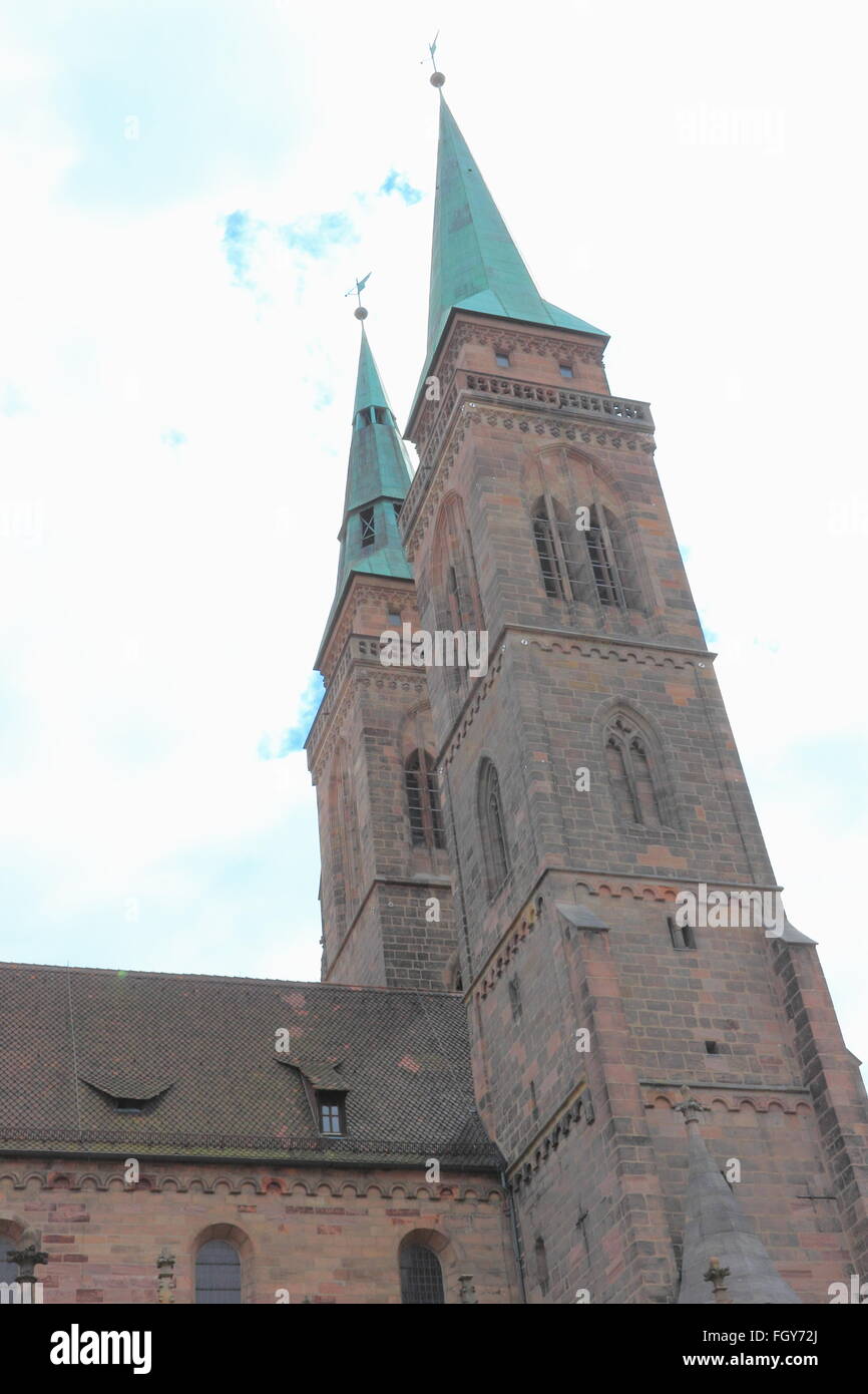 Due torri della chiesa di S. Sebaldo (St. Sebald, Sebalduskirche) di Norimberga, Germania Foto Stock