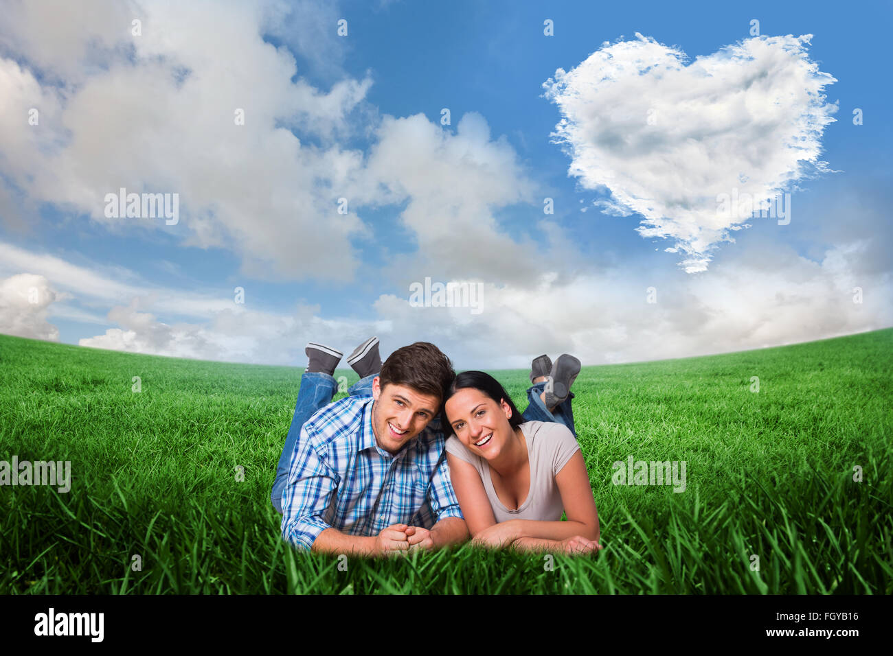 Immagine composita della coppia giovane giacente sul piano sorridente Foto Stock