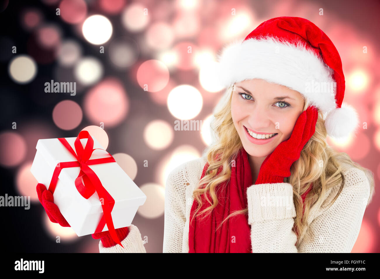 Immagine composita di felice festive bionda con dono Foto Stock