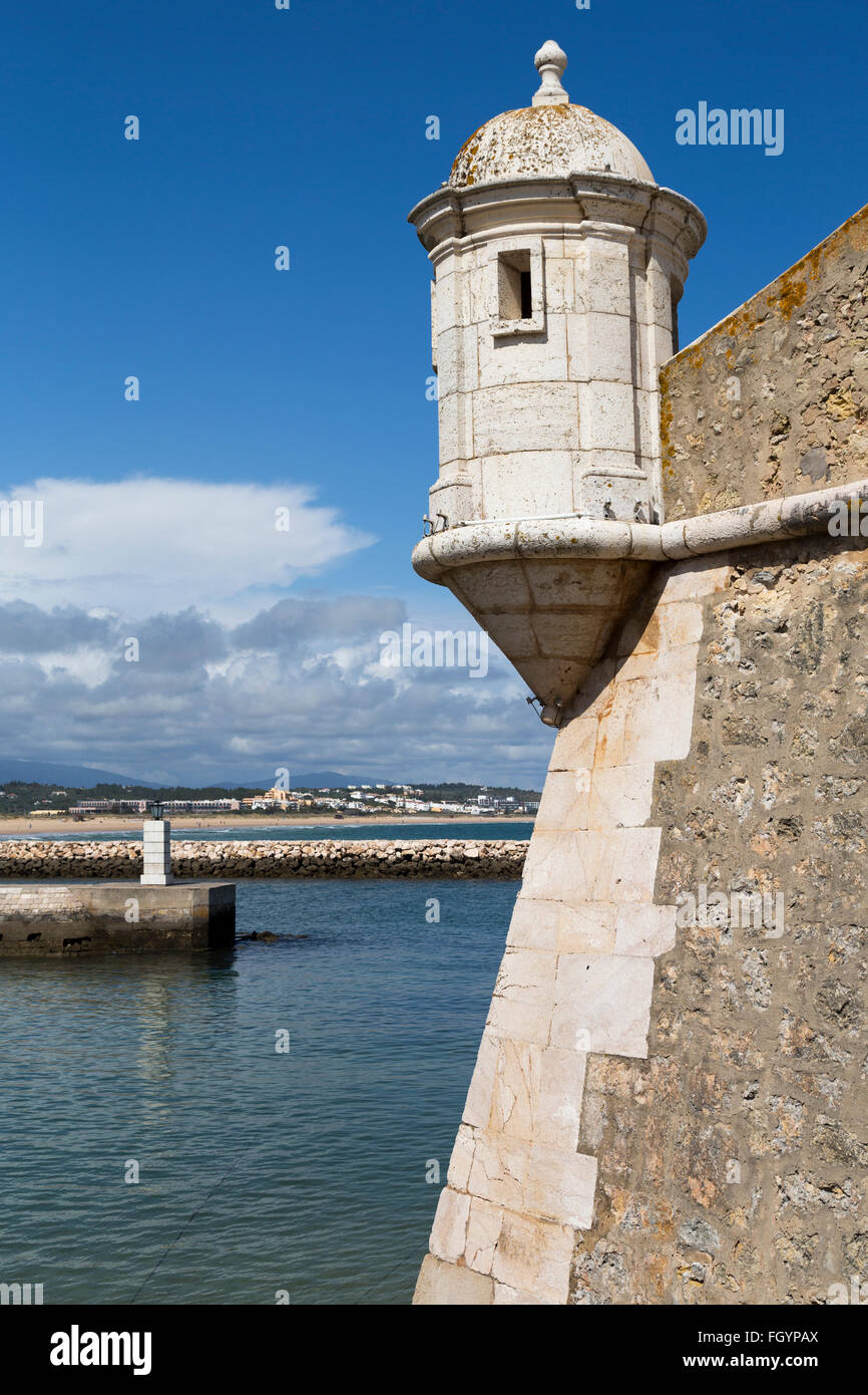 Torretta di avvistamento sull'angolo del xvii secolo Ponta da Bandeira Fort, Lagos, Algarve, PORTOGALLO Foto Stock