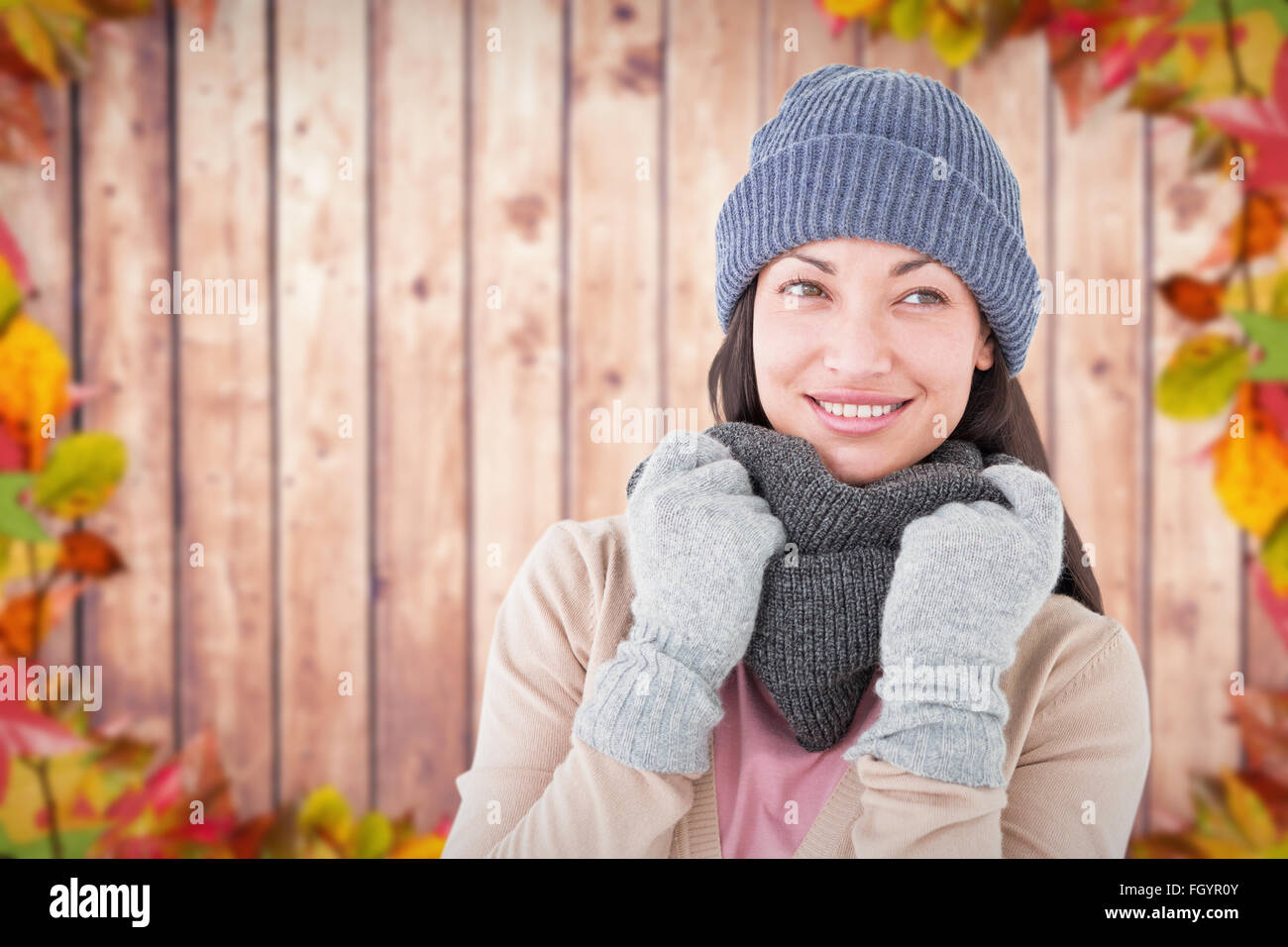 Immagine composita di sorridere brunette indossando vestiti caldi Foto Stock