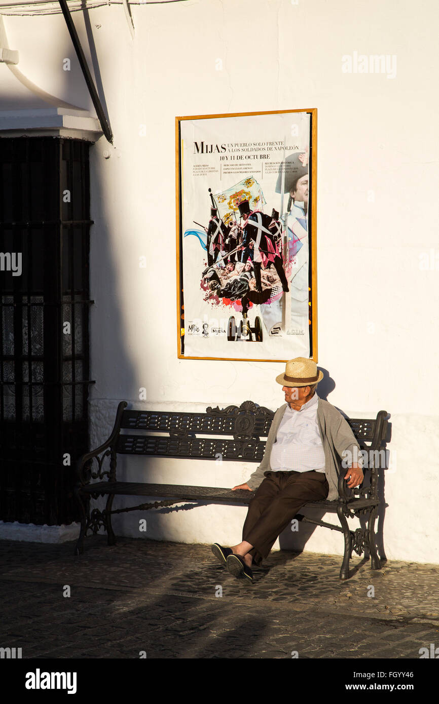 Il vecchio uomo seduto al tramonto villaggio bianco Mijas, provincia di Malaga Costa del Sol. Andalusia Foto Stock