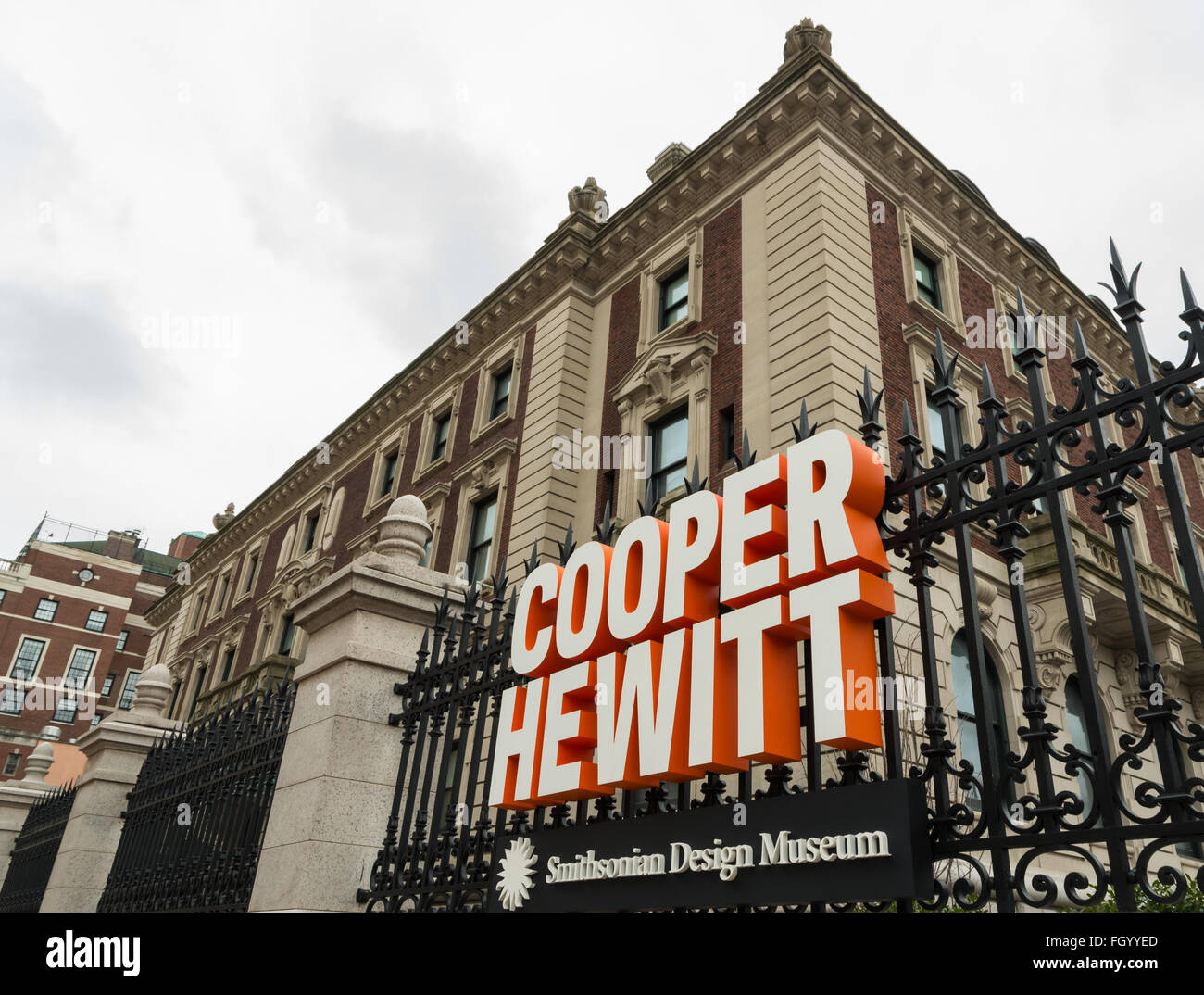 Cooper Hewitt Smithsonian museo del design esterno e il logo segno sulla Quinta Avenue di New York City Foto Stock