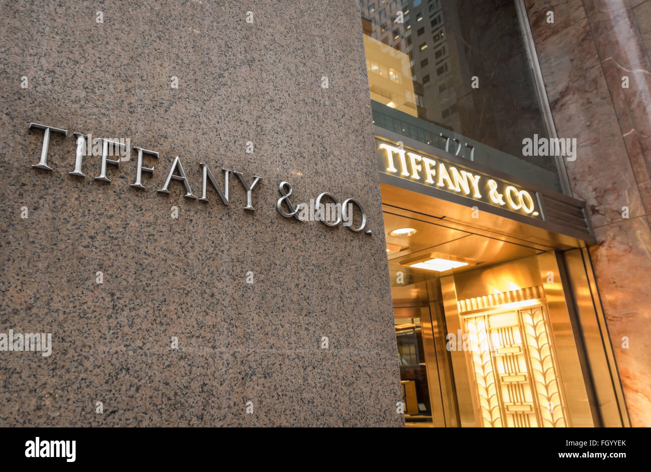 Esterno del Tiffany e Co. flagship store sulla Quinta Avenue di New York City, con segno sulle pareti di marmo e art deco porta. Foto Stock