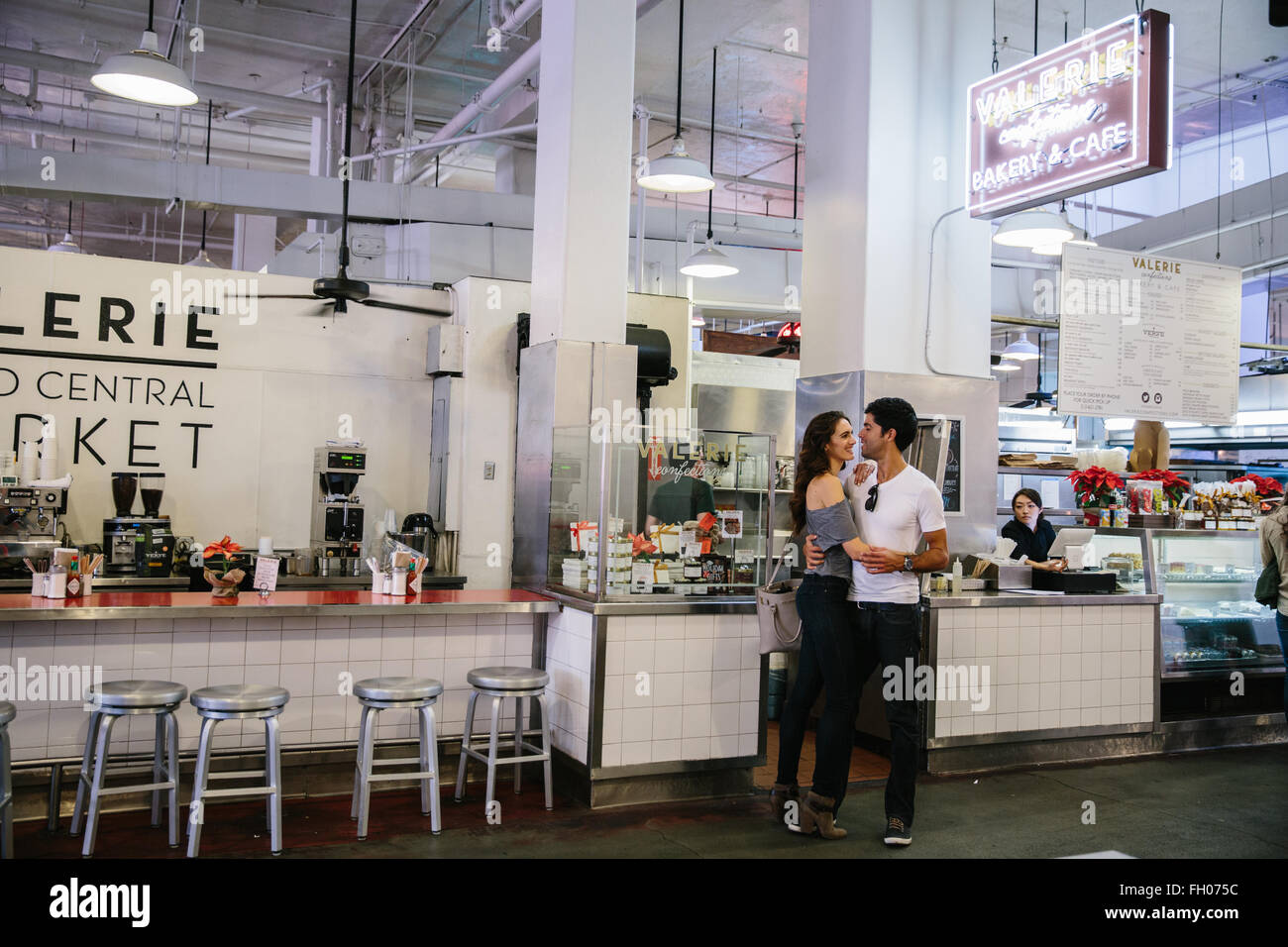 Una giovane coppia shop al grande mercato centrale nel centro di Los Angeles, California. Foto Stock