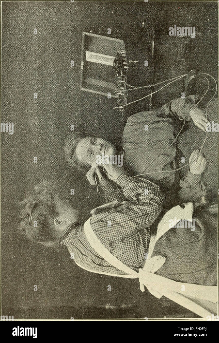 Questo libro del 1904 si concentra sulla cura della pelle, offrendo una guida pratica e chiara sul mantenimento della salute della pelle. Il lavoro include illustrazioni e diagrammi, sottolineando l'importanza delle pratiche per la cura della pelle. Si tratta di un testo vintage che riflette le conoscenze mediche e le tecniche di cura dei primi anni del XX secolo. Foto Stock
