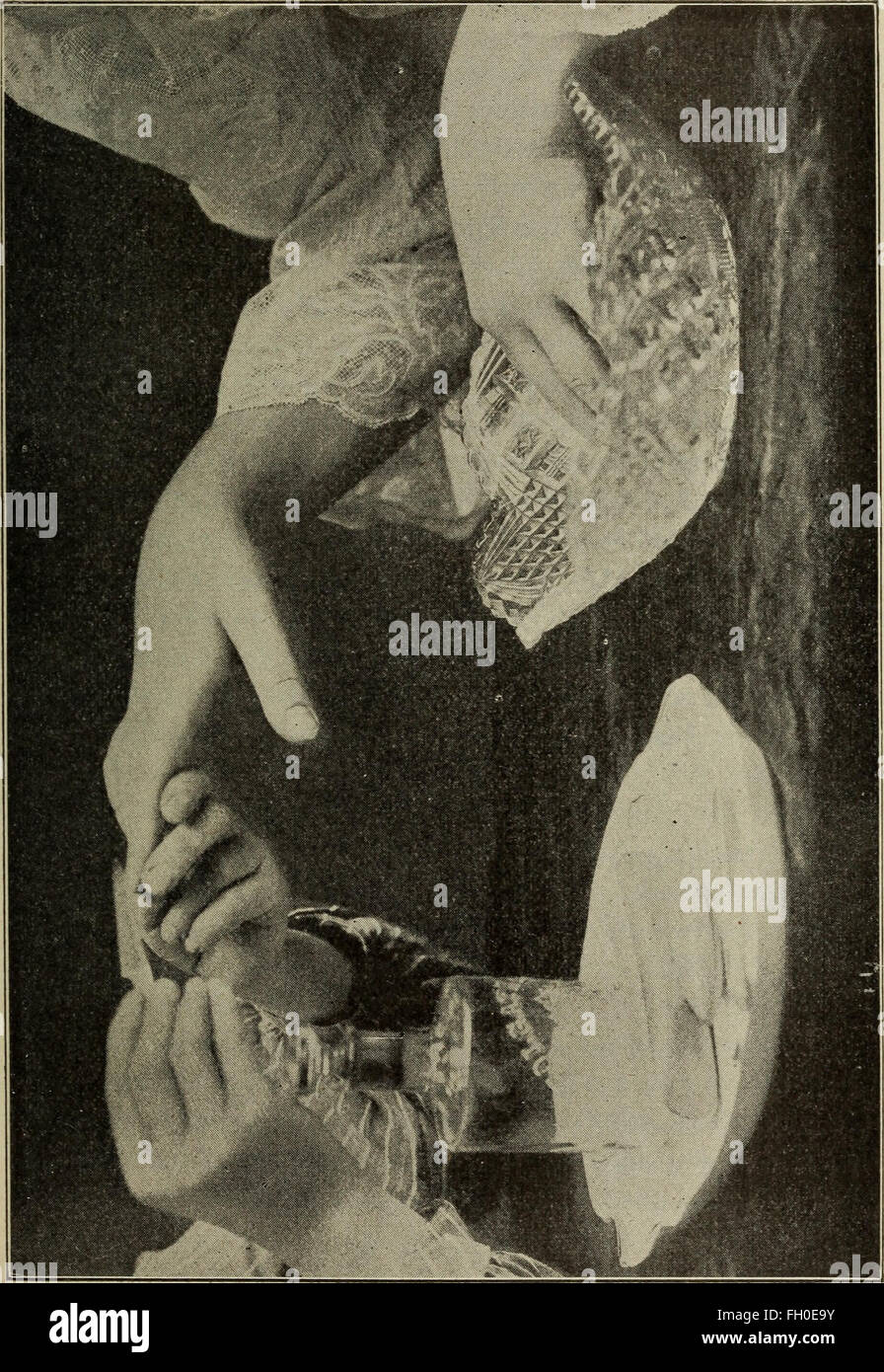 Questa illustrazione vintage del 1904 tratta dal libro "la pelle, la sua cura e il trattamento" fornisce informazioni pratiche sulla cura della pelle e sul trattamento, con schizzi e illustrazioni dettagliate. Offre uno sguardo agli approcci all'inizio del XX secolo alla dermatologia e alla sanità. Foto Stock