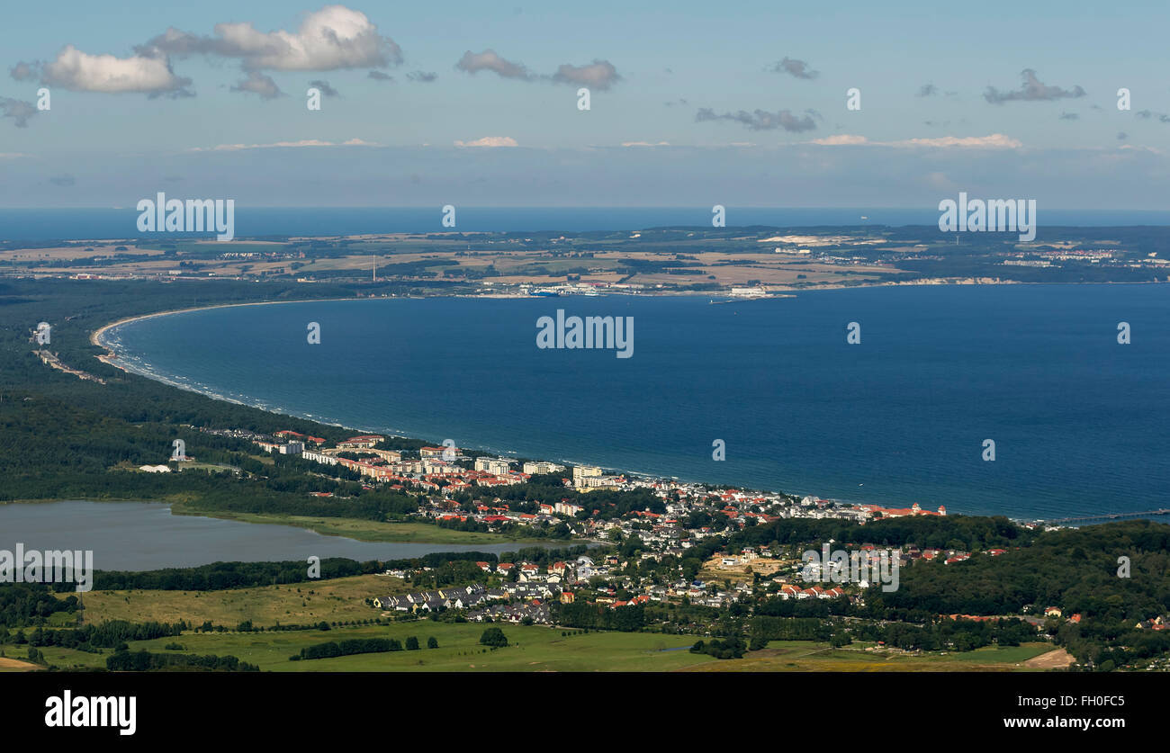 Vista aerea, la spiaggia e gli investitori di Binz, Lancken-Granitz, con una spiaggia di sabbia, Binz, Ruegen isola, Mar Baltico, Mar Baltico Foto Stock