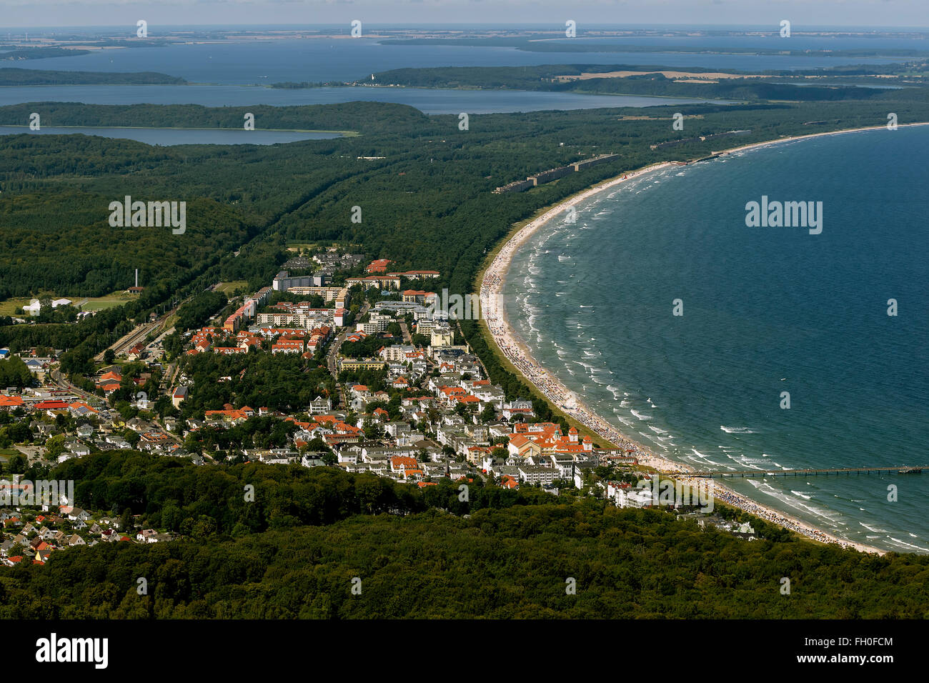 Vista aerea, la spiaggia e gli investitori di Binz, Lancken-Granitz, con una spiaggia di sabbia, Binz, Ruegen isola, Mar Baltico, Mar Baltico Foto Stock