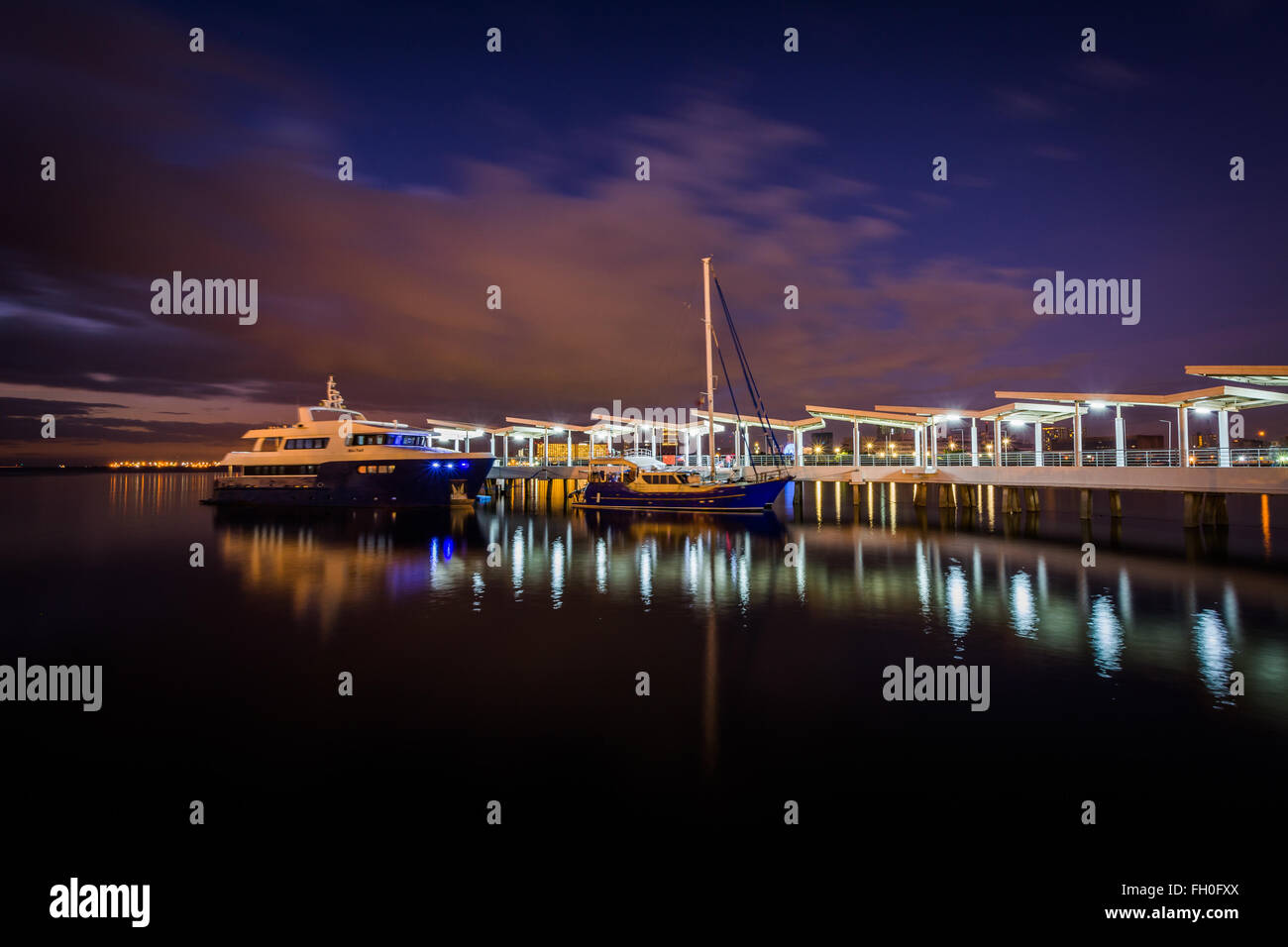 Pier nella baia di Manila di notte, in Pasay, Metro Manila nelle Filippine. Foto Stock