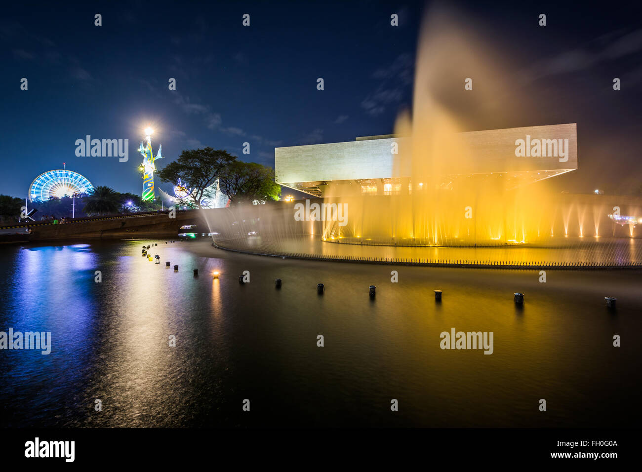 Fontana al di fuori del Centro Culturale delle Filippine di notte, in Pasay, Metro Manila nelle Filippine. Foto Stock