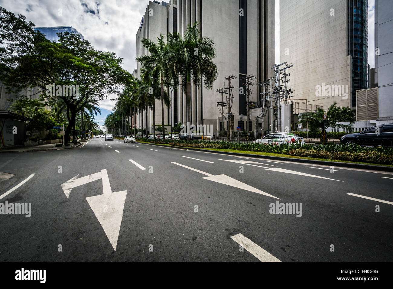 Frecce e grattacieli lungo Makati Avenue, in Makati, Metro Manila nelle Filippine. Foto Stock