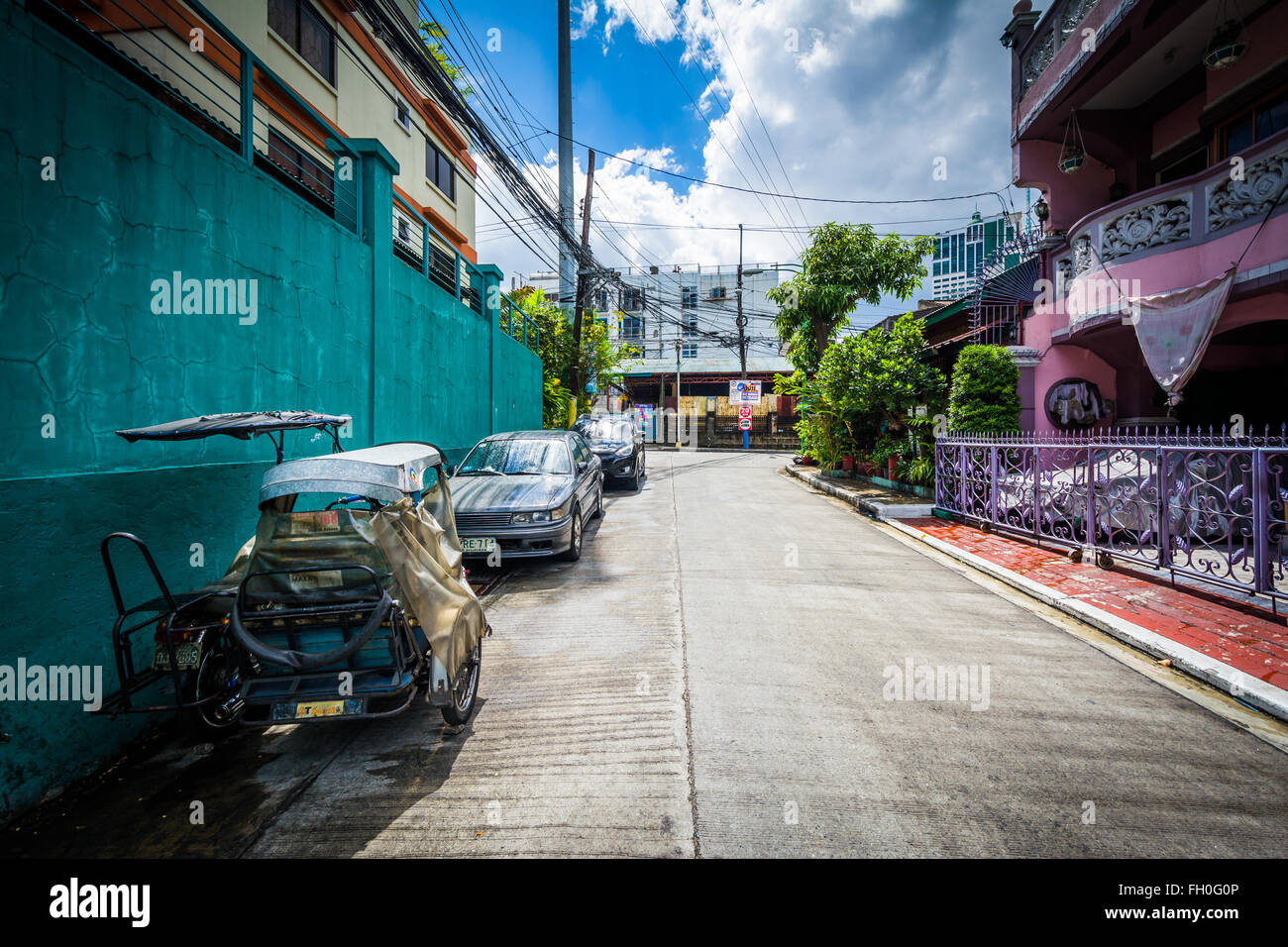 Una strada stretta in Poblacion, Makati, Metro Manila nelle Filippine. Foto Stock