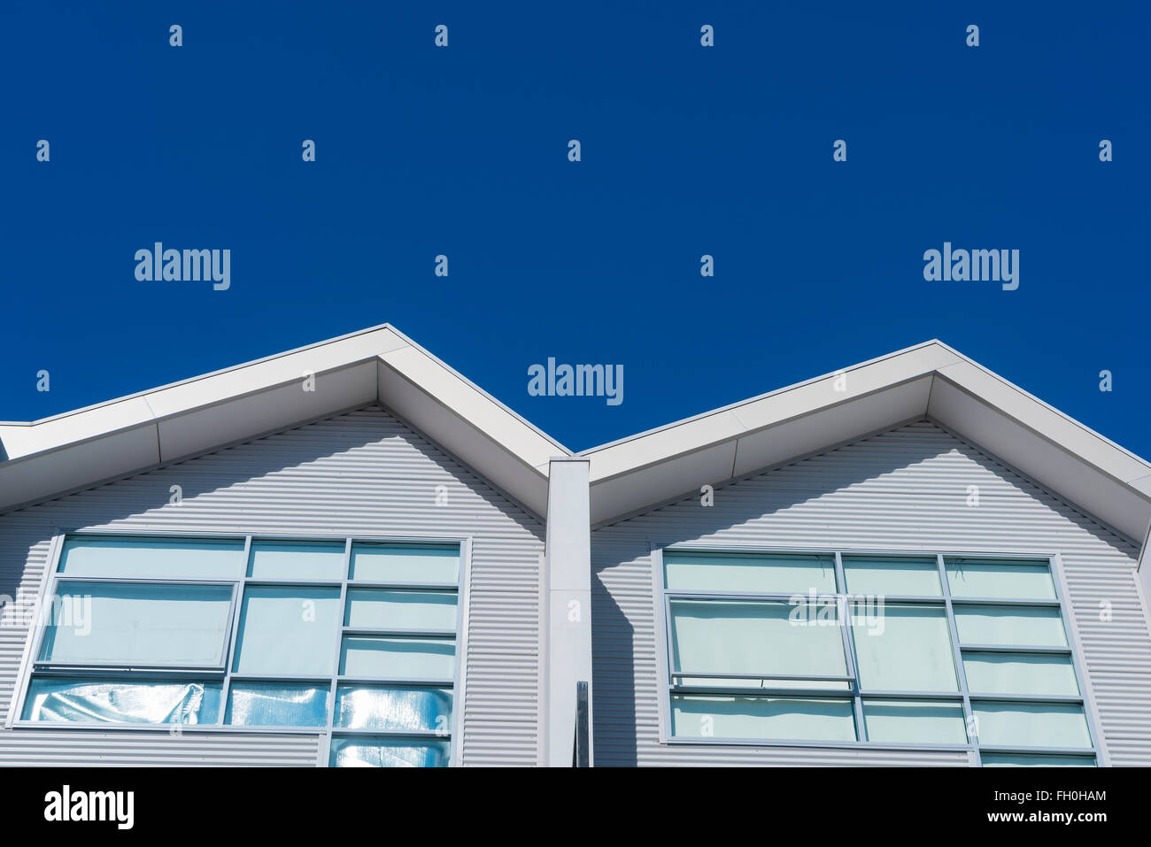 Le case contro il cielo blu chiaro Foto Stock