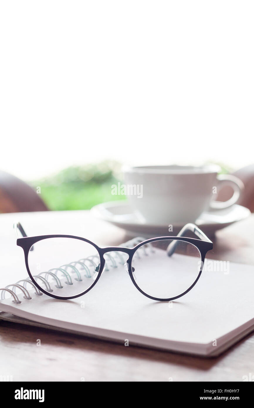 Aprire la schermata bianca vuota e notebook occhiali con tazza di caffè, stock photo Foto Stock