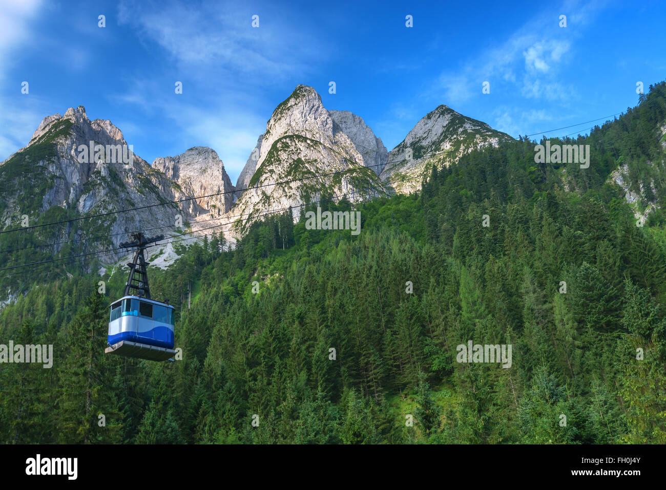 Mattina fantastica sul lago di montagna Gosausee, situato in Austia. Drammatica scena insolita. Alpi, l'Europa. Foto Stock