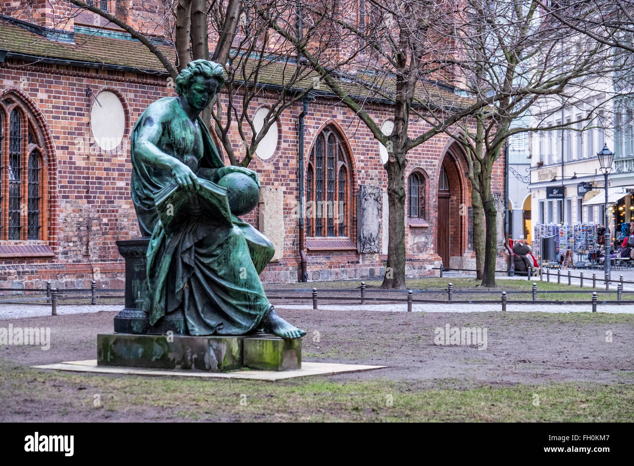 Nikolaiviertel, Berlino. "L'Allegoria della scienza' scultura in bronzo dello scultore Albert Wolff al di fuori della Nikolaikirche Foto Stock