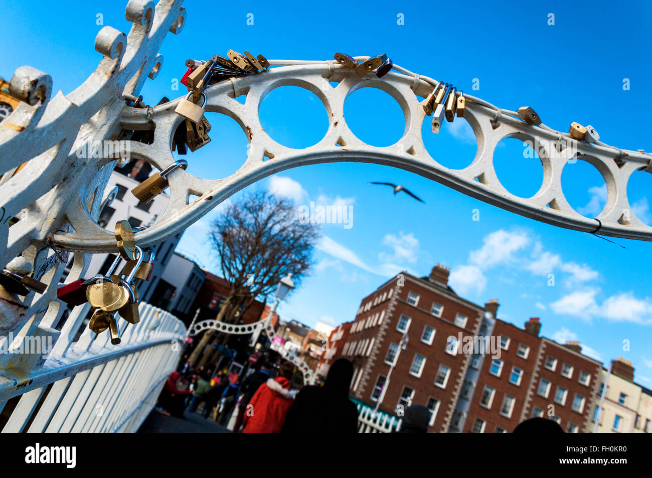 Lovelocks su Ha penny Hapenny ponte pedonale a Dublino in Irlanda Foto Stock