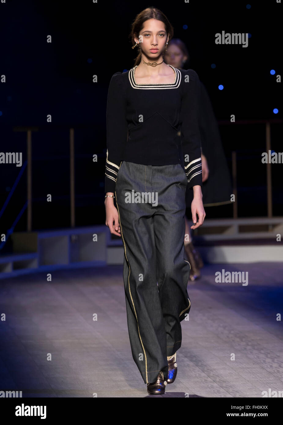 La città di New York, Stati Uniti d'America - 15 Febbraio 2016: Yasmin Wijnaldum passeggiate la pista di Tommy Hilfiger donna mostra durante NYFW F/W 2016 Foto Stock