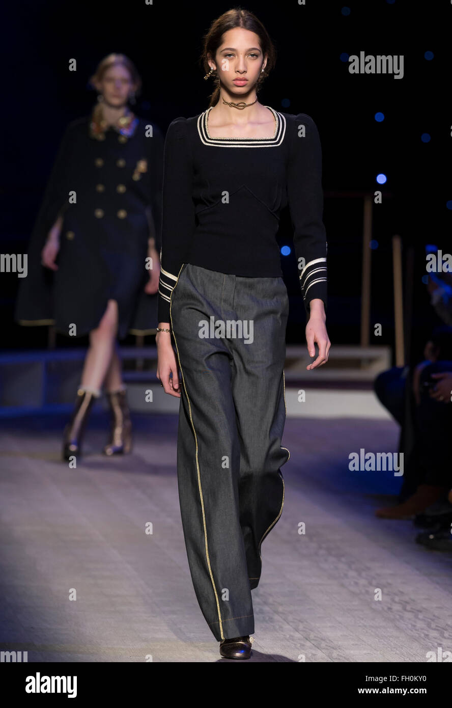 La città di New York, Stati Uniti d'America - 15 Febbraio 2016: Yasmin Wijnaldum passeggiate la pista di Tommy Hilfiger donna mostra durante NYFW F/W 2016 Foto Stock