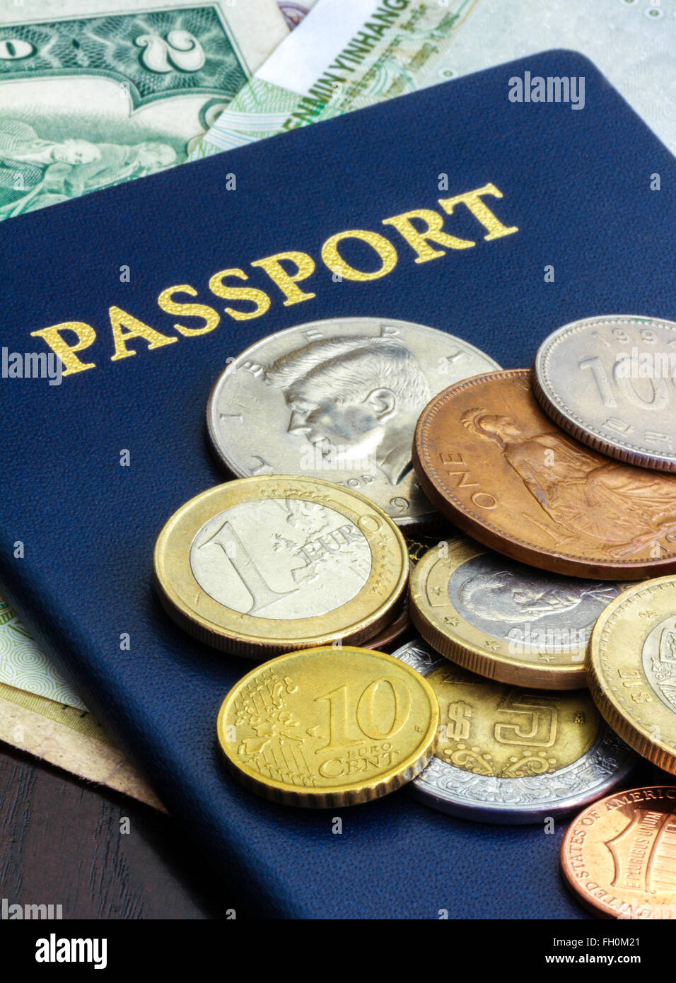 Un passaporto con moneta del mondo Foto Stock