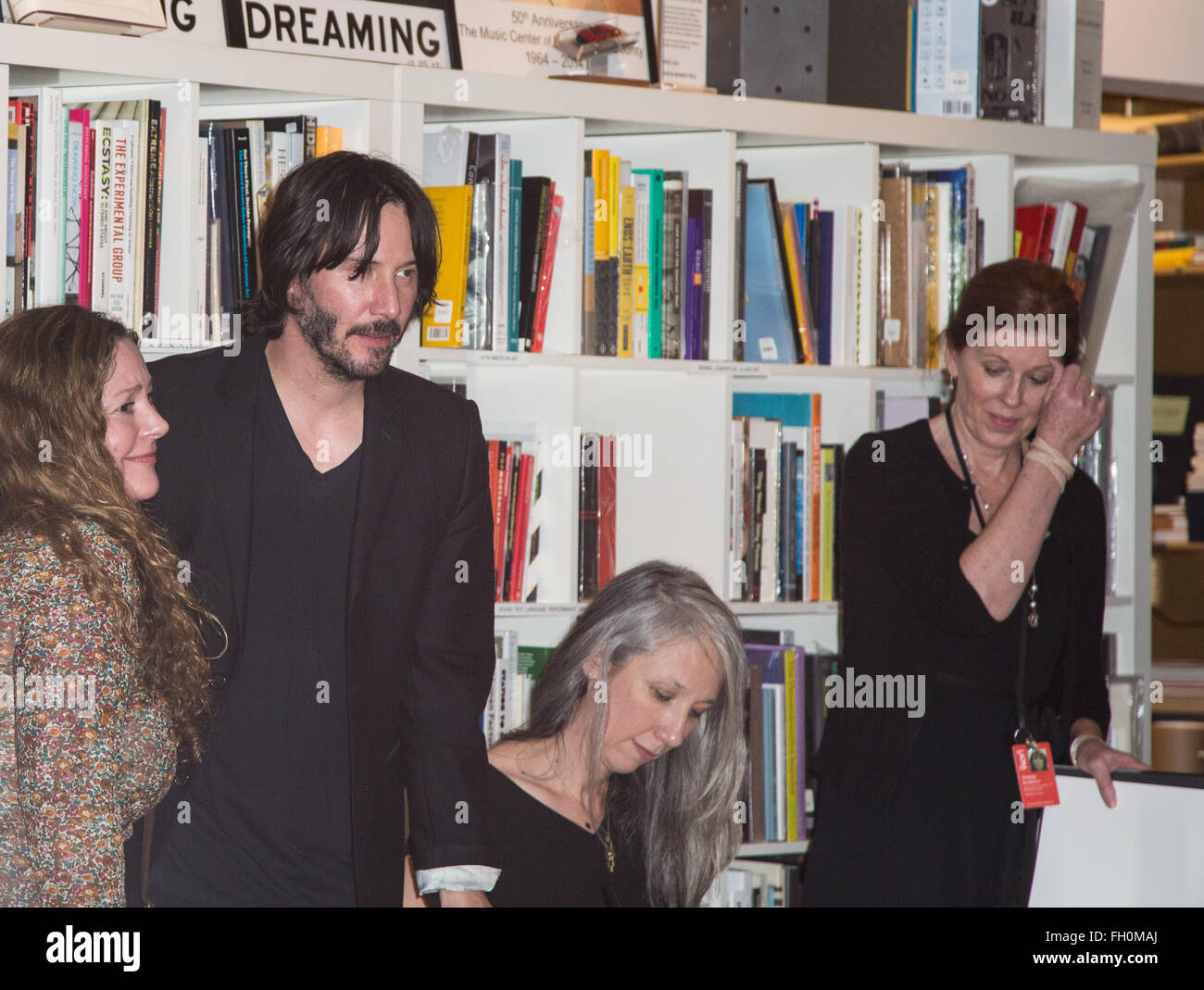 Los Angeles, California, USA. Il 21 febbraio, 2016. Attore Keanu Reeves in posa per una foto al momento del booking firma per â ombreâ Foto Stock