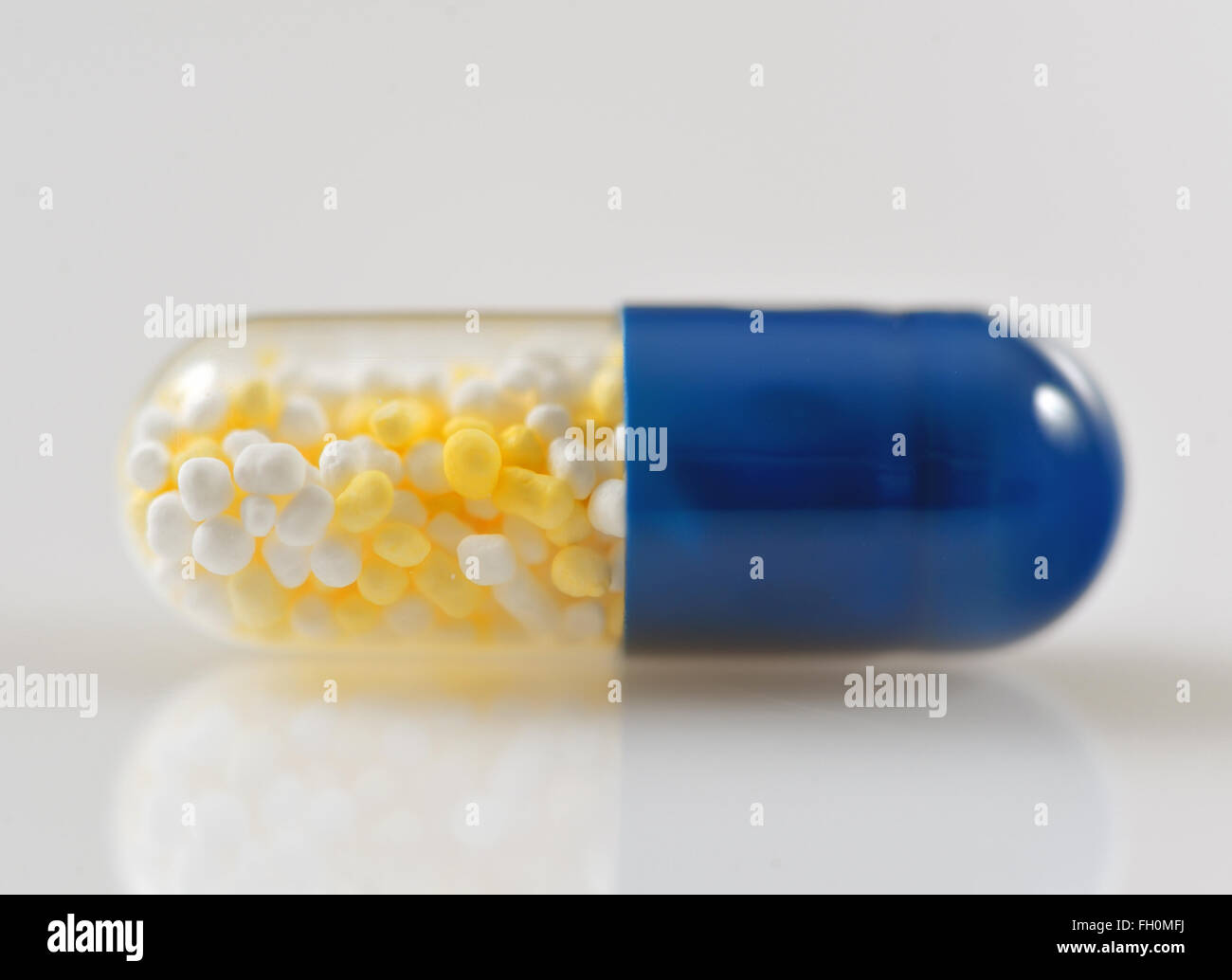 Close up della pillola trasparente capsula isolato Foto Stock