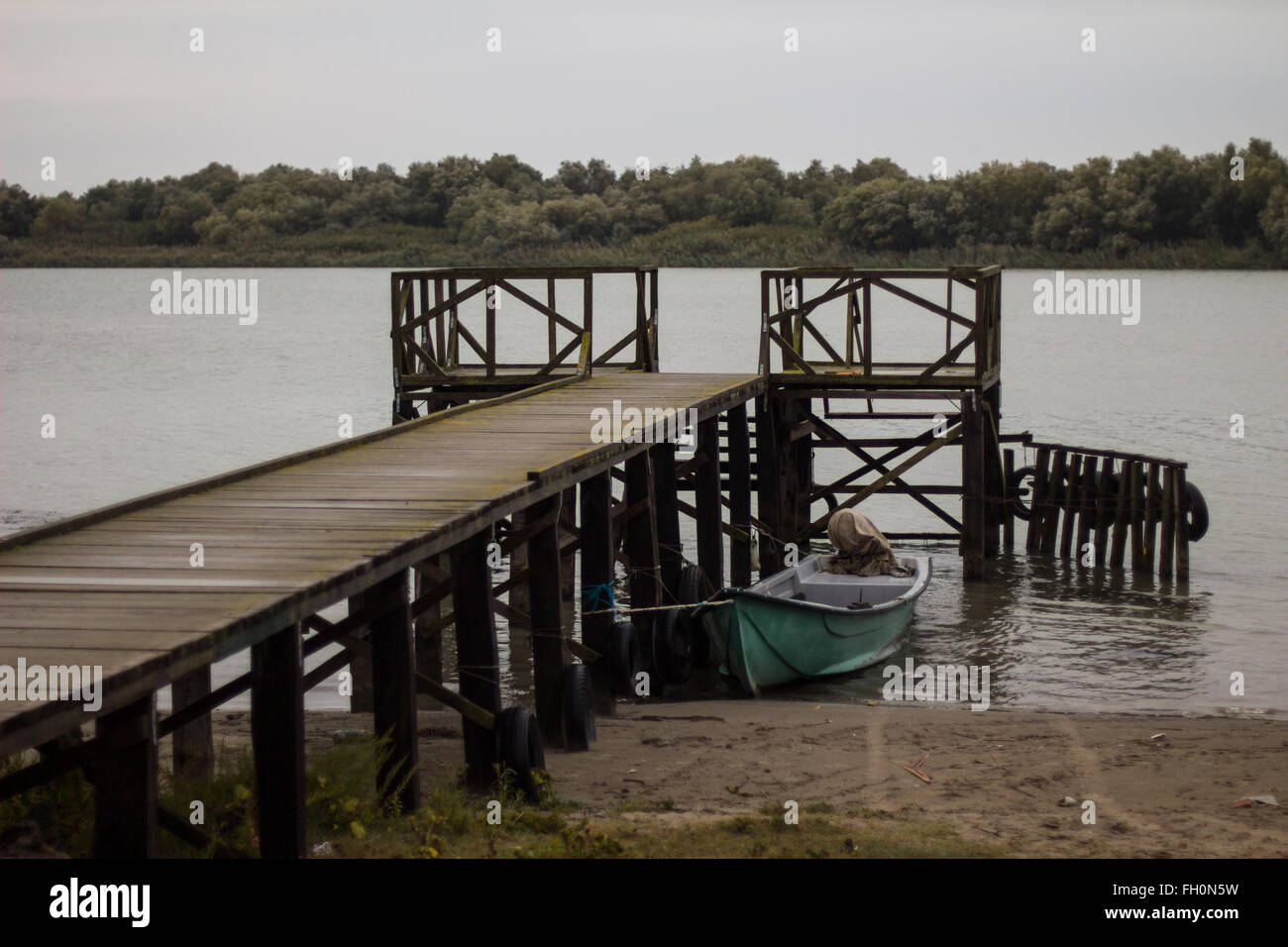 Il motoscafo dal molo A Sfantu Gheorghe, nel Delta del Danubio Foto Stock
