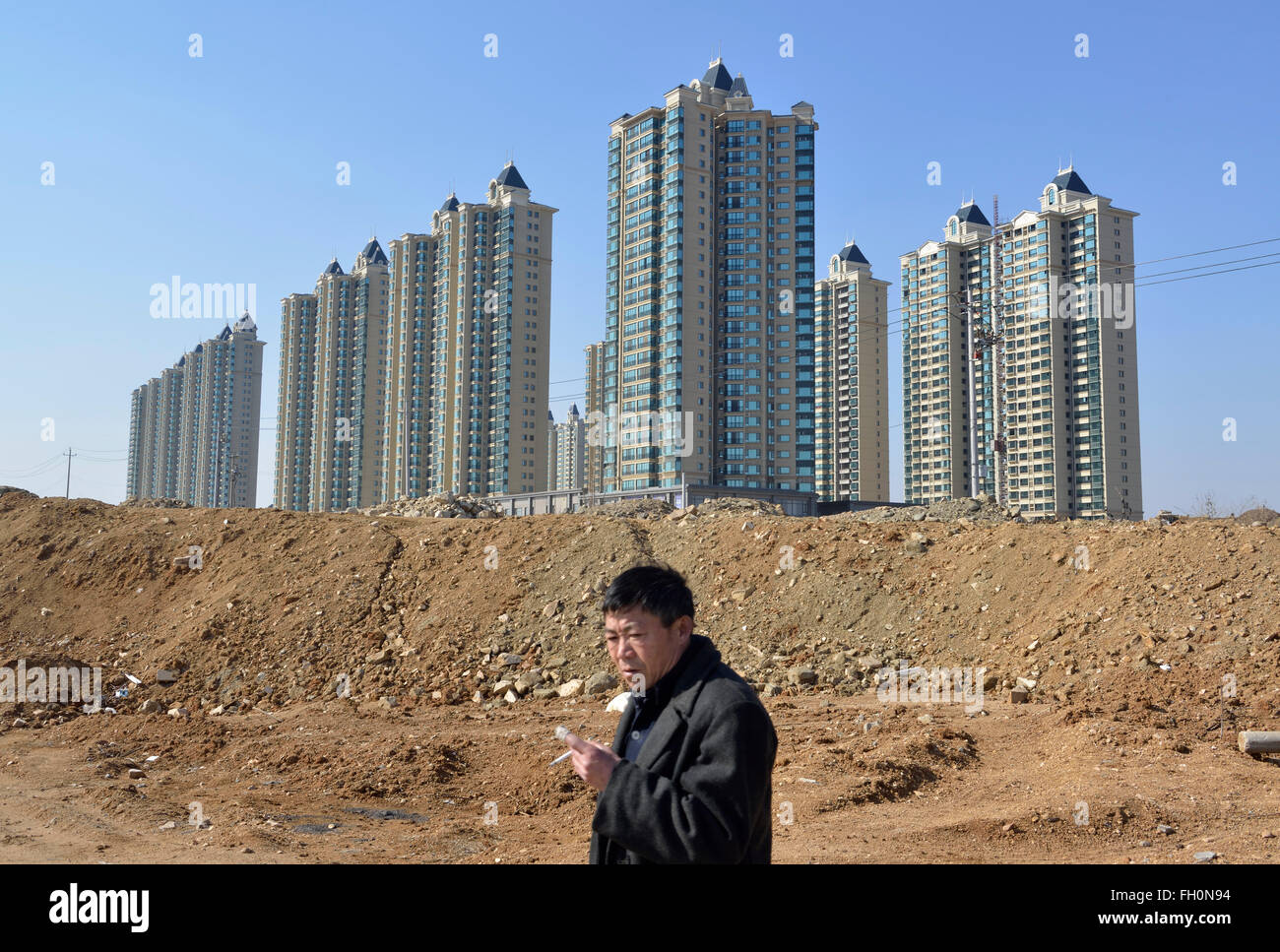 Un uomo cammina ultimi lussuosi appartamenti Taian, Shandong, Cina.18-Feb-2016 Foto Stock