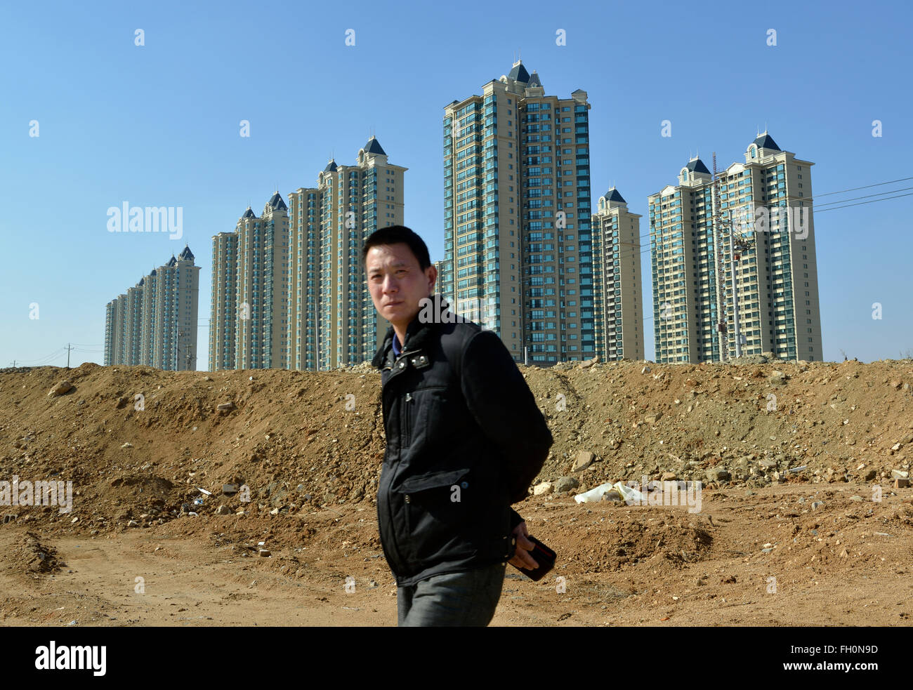 Un uomo cammina ultimi lussuosi appartamenti Taian, Shandong, Cina.18-Feb-2016 Foto Stock