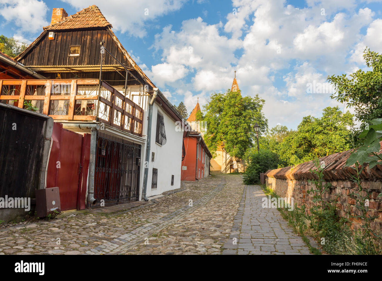 Strada di Sighisoara, Romania durante le prime ore Foto Stock