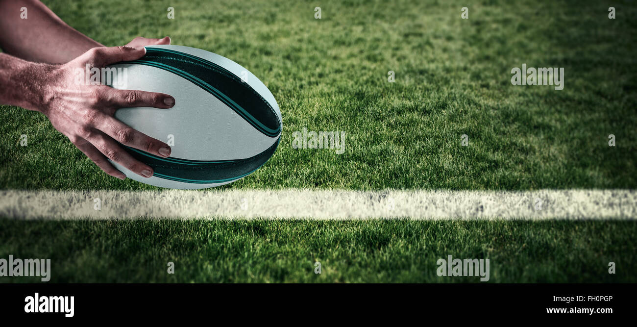 Immagine composita di immagine ritagliata di sport giocatore in possesso palla Foto Stock