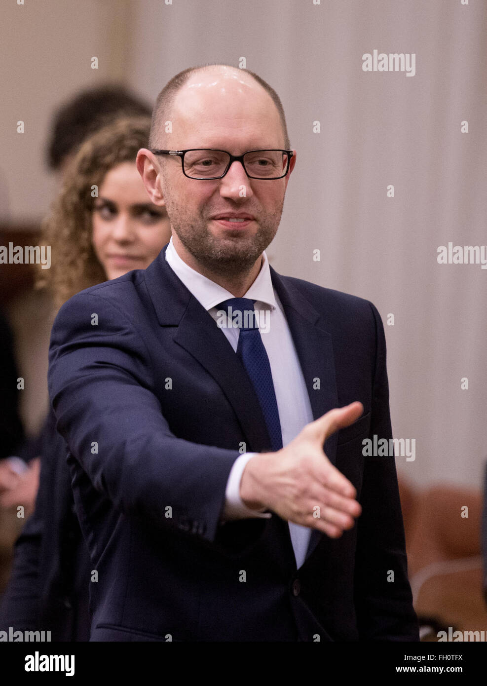 Kiev, Ucraina. Il 22 febbraio, 2016. L'Ucraina il Primo Ministro Arseniy Yatsenyuk saluta i membri del tedesco e francese delegazione di Kiev, Ucraina, 22 febbraio 2016. Foto: KAY NIETFELD/dpa/Alamy Live News Foto Stock