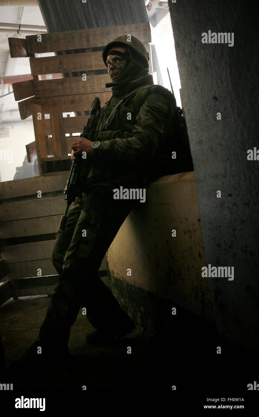 Membri della Legione Straniera francese prendere parte a un assalto di formazione su un aeroporto. Il secondo battaglione della Legione Straniera, Nimes Fran Foto Stock