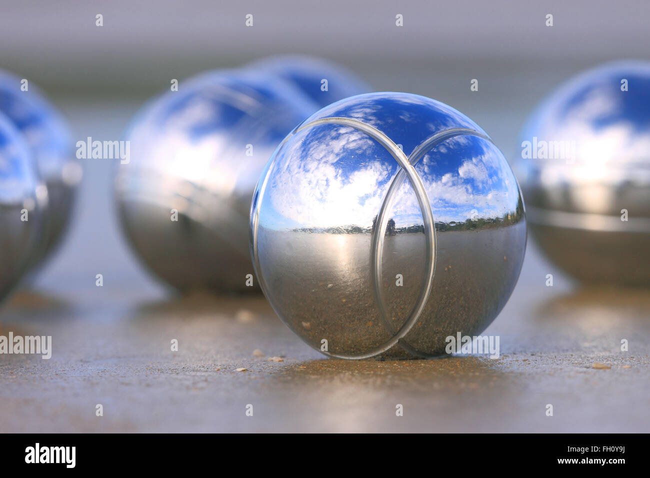 Chrome bocce su di una spiaggia di sabbia. Foto Stock