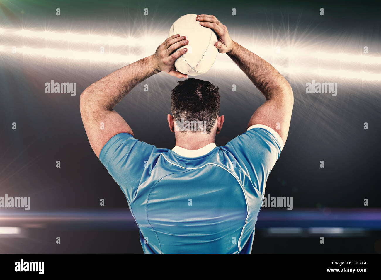 Immagine composita del giocatore di rugby lancia la palla Foto Stock