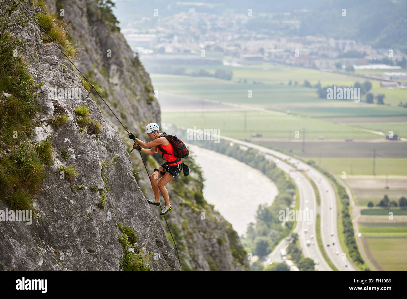 Alpinista, scalatore con casco bianco salendo la via ferrata, Zirl, Innsbruck, in Tirolo, Austria Foto Stock