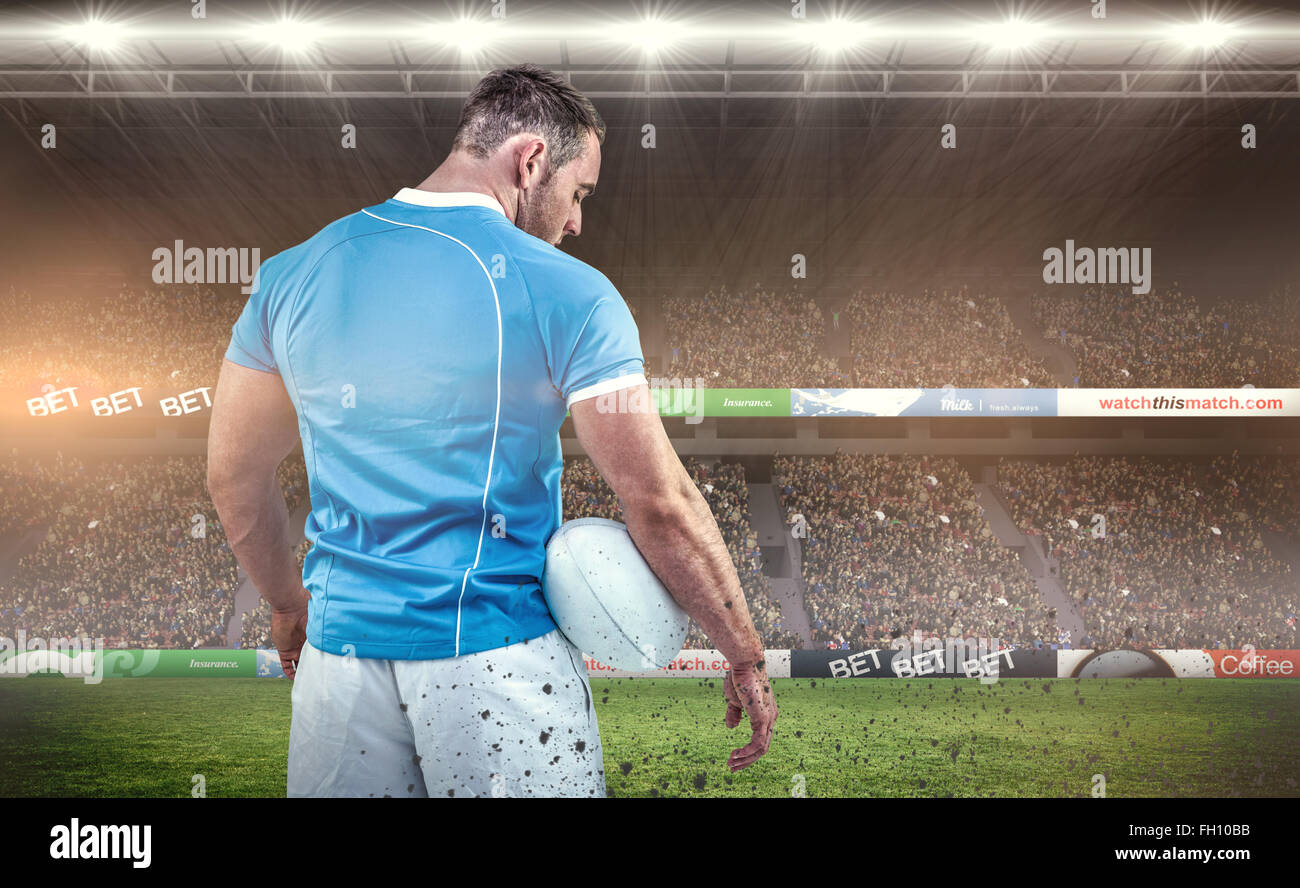 Immagine composita del giocatore di rugby in piedi con sfera Foto Stock