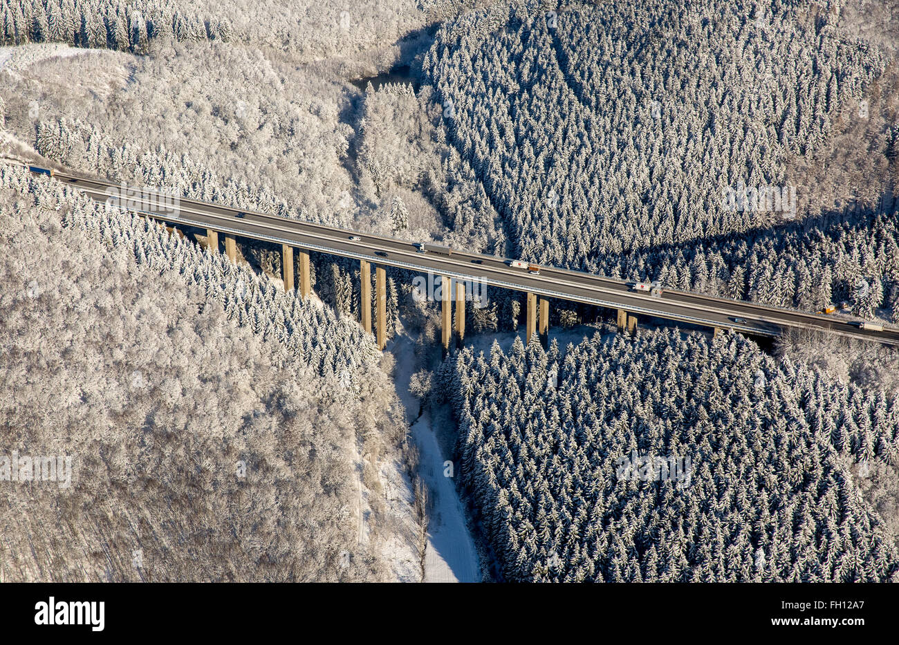 Ponte dell'AUTOSTRADA, AUTOSTRADA A45, Sauerlandlinie con neve, Freudenberg Siegerland, Siegen-Wittgenstein, Renania settentrionale-Vestfalia Foto Stock