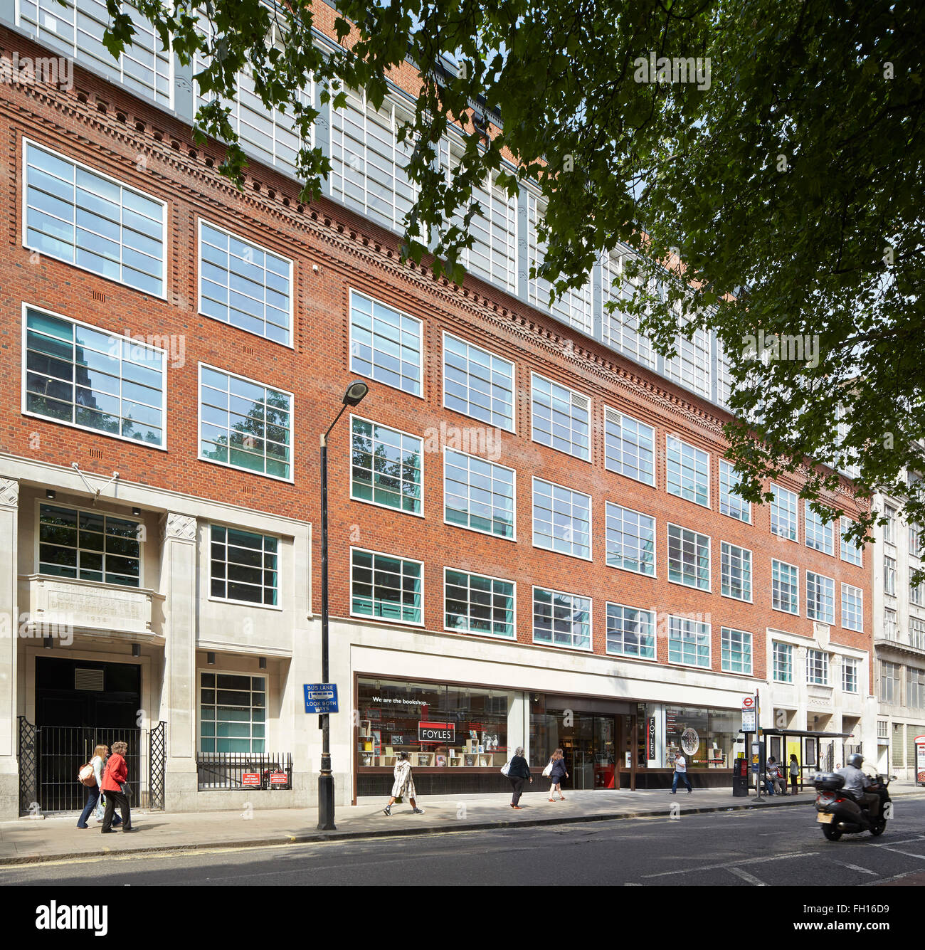Facciata obliqua elevazione dal street. Foyles, Londra, Regno Unito. Architetto: Lifschutz, 2014. Foto Stock
