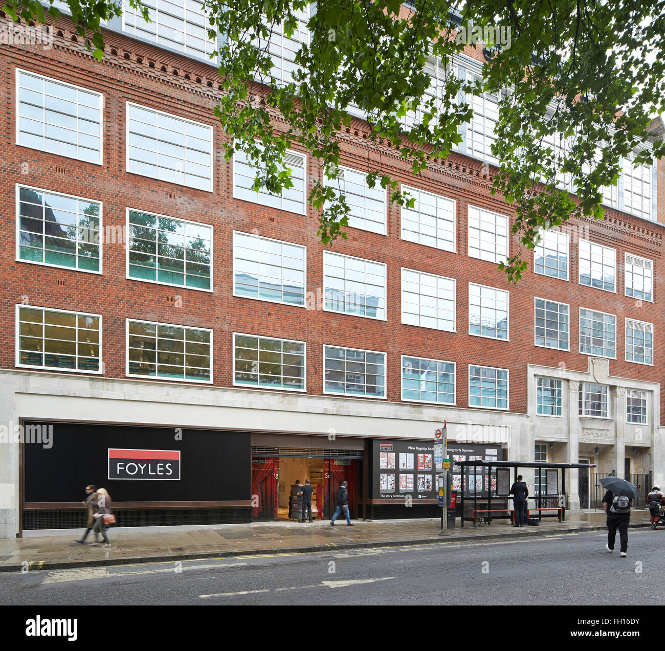 Facciata obliqua elevazione da Street con ingresso principale. Foyles, Londra, Regno Unito. Architetto: Lifschutz, 2014. Foto Stock