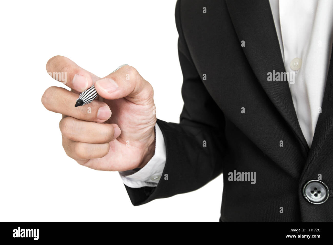 Imprenditore tenendo la penna in posizione di scrittura a schermo di messa a fuoco selettiva, isolato su sfondo bianco Foto Stock
