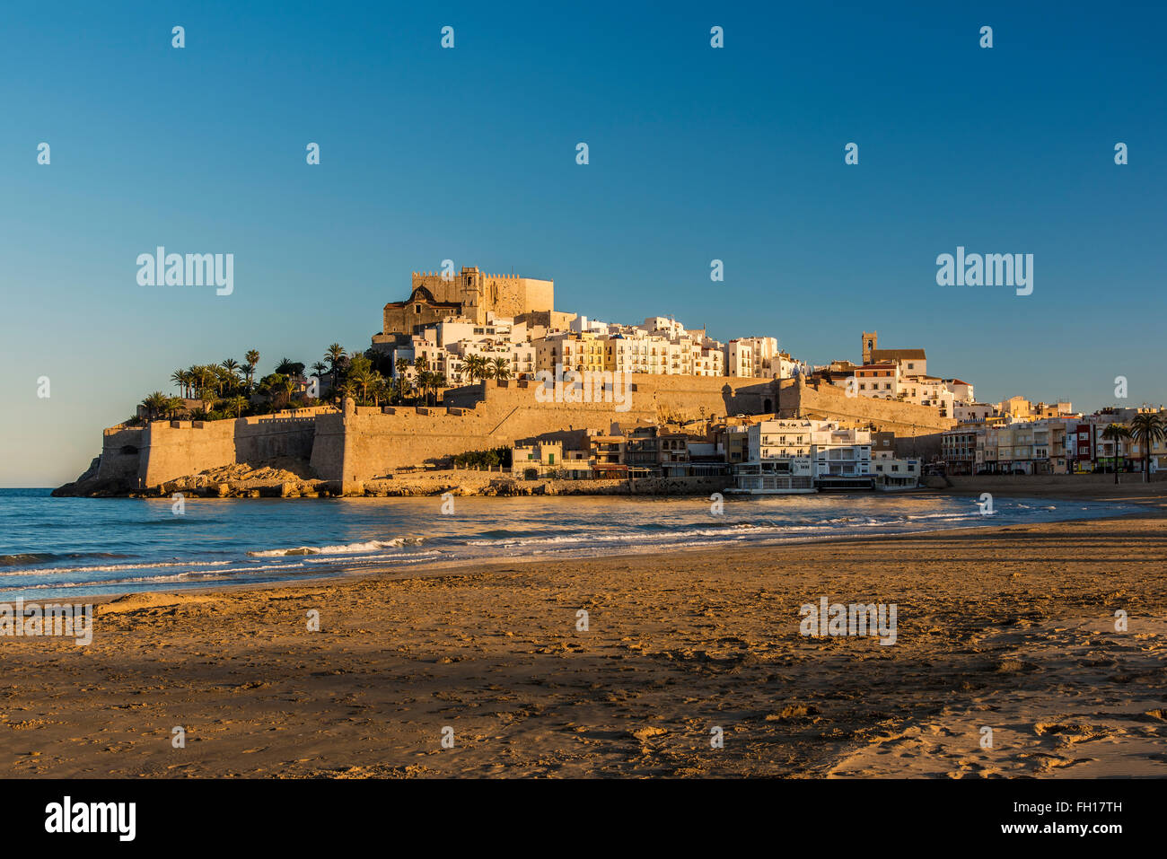 Vista tramonto sopra la città fortificata di Peniscola, Comunidad Valenciana, Spagna Foto Stock