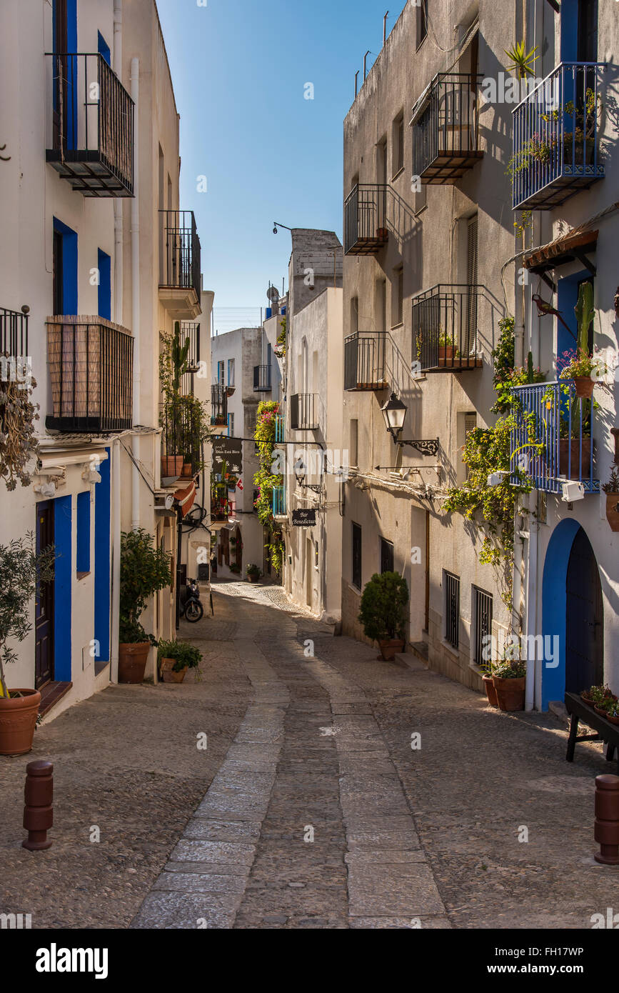 Street nella città fortificata di Peniscola, Comunidad Valenciana, Spagna Foto Stock