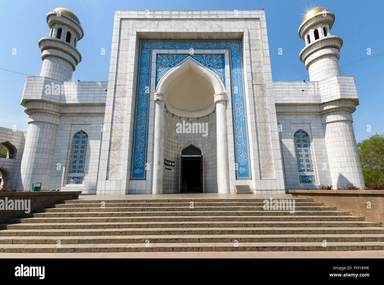 La Moschea centrale, Almaty, Kazakhstan, costruita in stile Timurid di architettura, completato nel 1999. Foto Stock