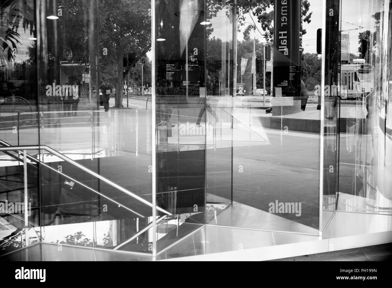 Melbourne, Victoria, Australia e la riflessione in Porte, Hamer Hall Foto Stock