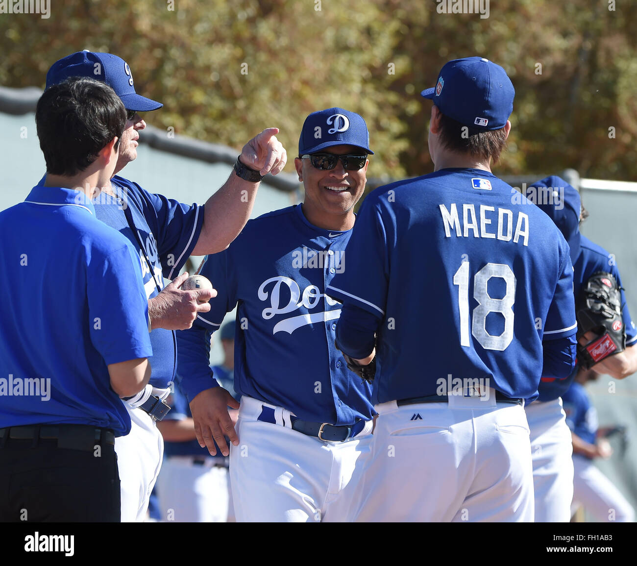 Glendale, Arizona, Stati Uniti. Il 21 febbraio, 2016. (C-R) Dave Roberts, Kenta Maeda (Dodgers) MLB : Los Angeles Dodgers spring training camp di baseball in Glendale, Arizona, Stati Uniti . © AFLO/Alamy Live News Foto Stock