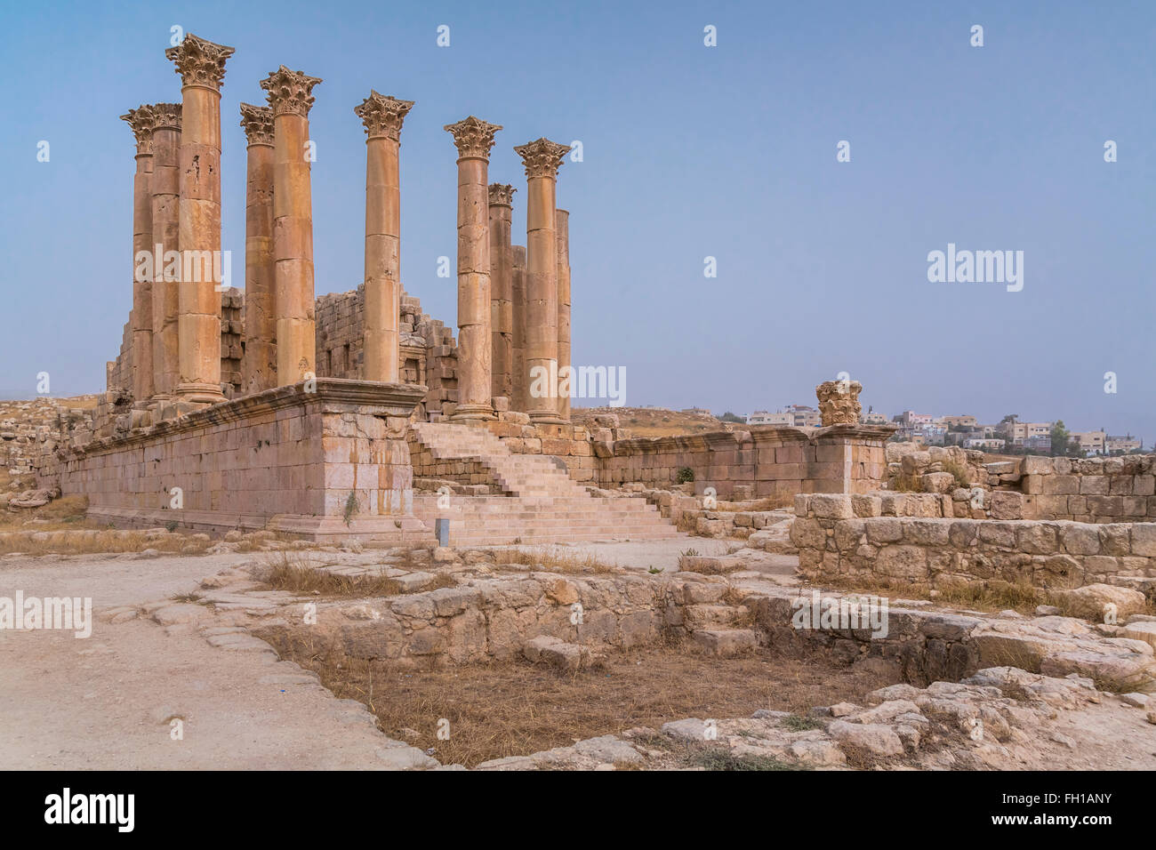 Il Tempio di Artemide in le rovine archeologiche di Jerash, Regno Hascemita di Giordania, Medio Oriente. Foto Stock