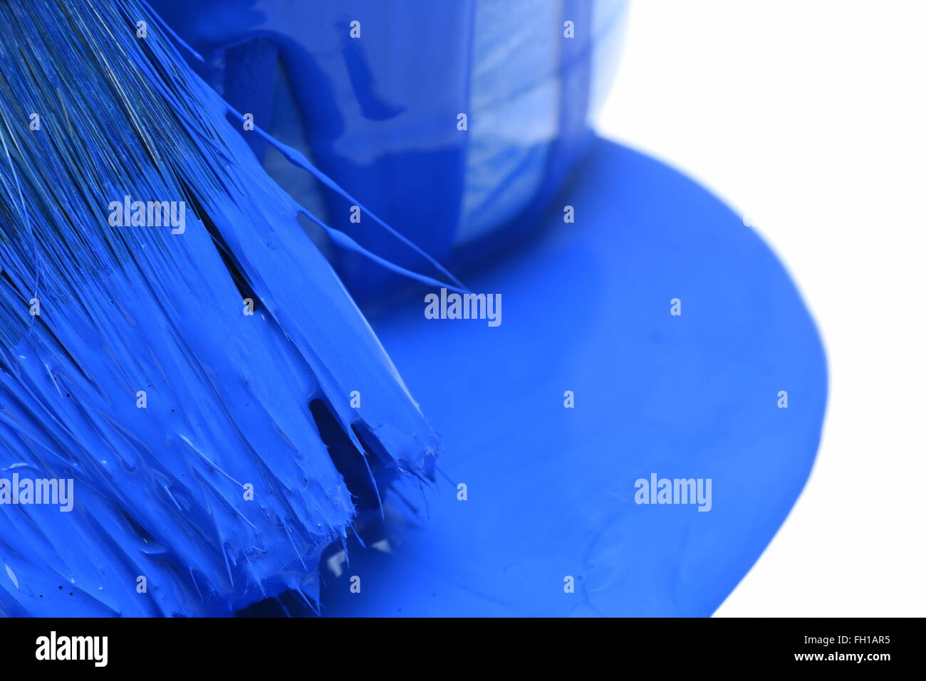 Primo piano della vernice blu può con spazzola isolati su sfondo bianco Foto Stock